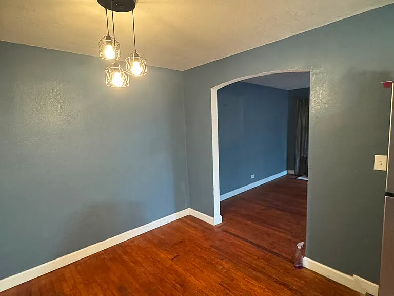 9528 S Bensley Ave — Photo 1
