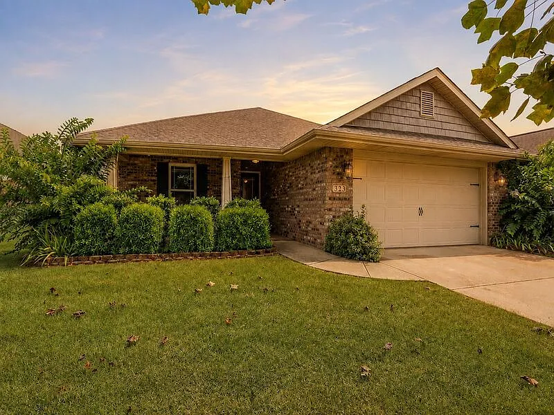 3 bed, 2.0 bath, 1812 sqft, $1,950 — Photo 1