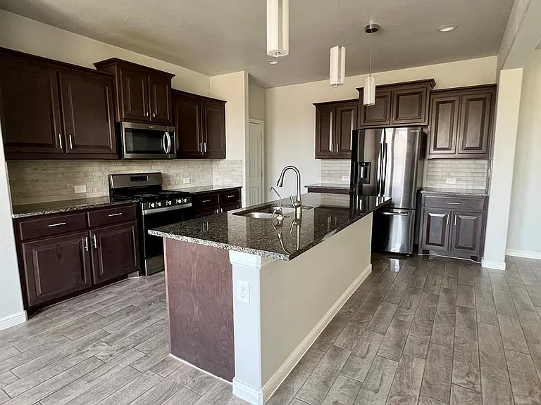 605 Dupont Ct — Photo 5