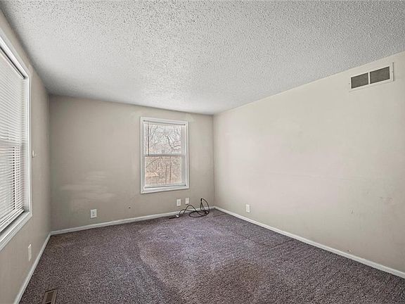 5th image of 11815 E Roberts St
