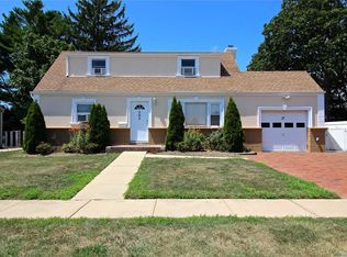 545 Kings Ave, Massapequa, NY 11758