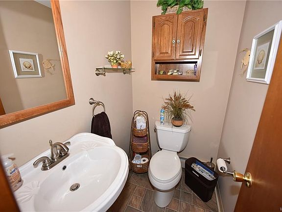 5th image of 125 Community Dr