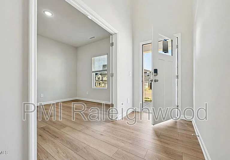 528 Bridger Dr — Photo 2
