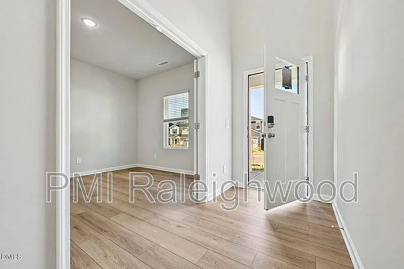 Building Photo - 528 Bridger Dr #335