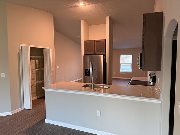 3rd image of 1101 San Filippo Dr SE