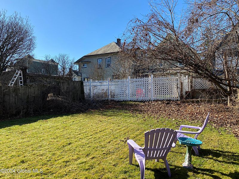 4th image of 522 Warren Street