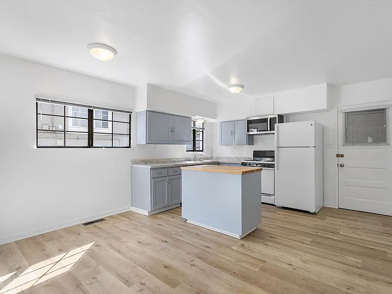 1087 Park Ave — Photo 12