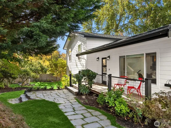 689 Pierce Court NW, Bainbridge Island, WA 98110