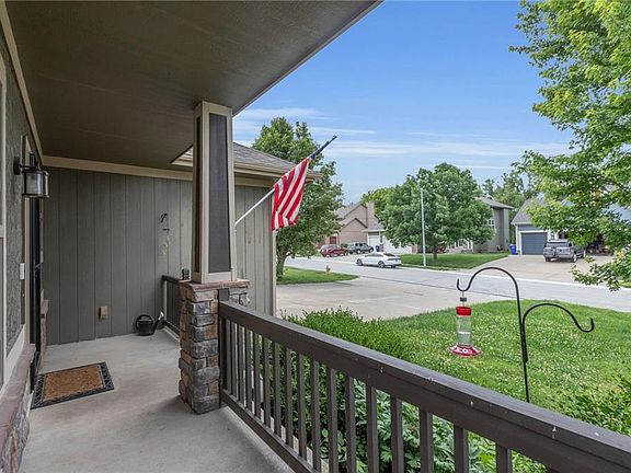 3rd image of 1821 NE Woodview Ln