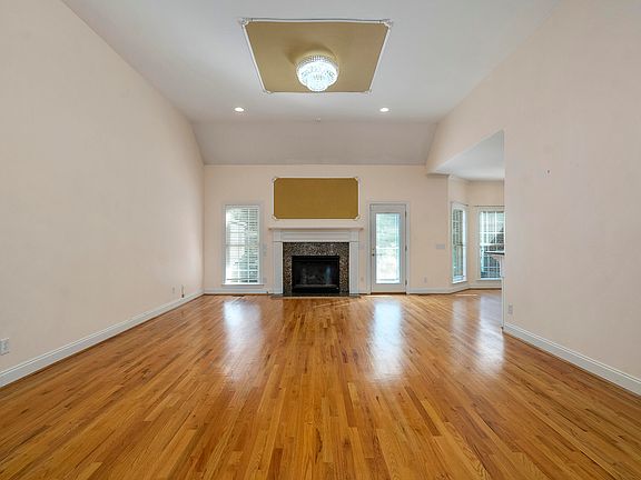 5th image of 326 Ascot Dr