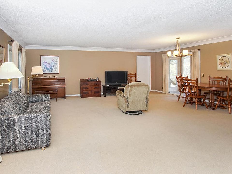 26x23 Living/Dining Area