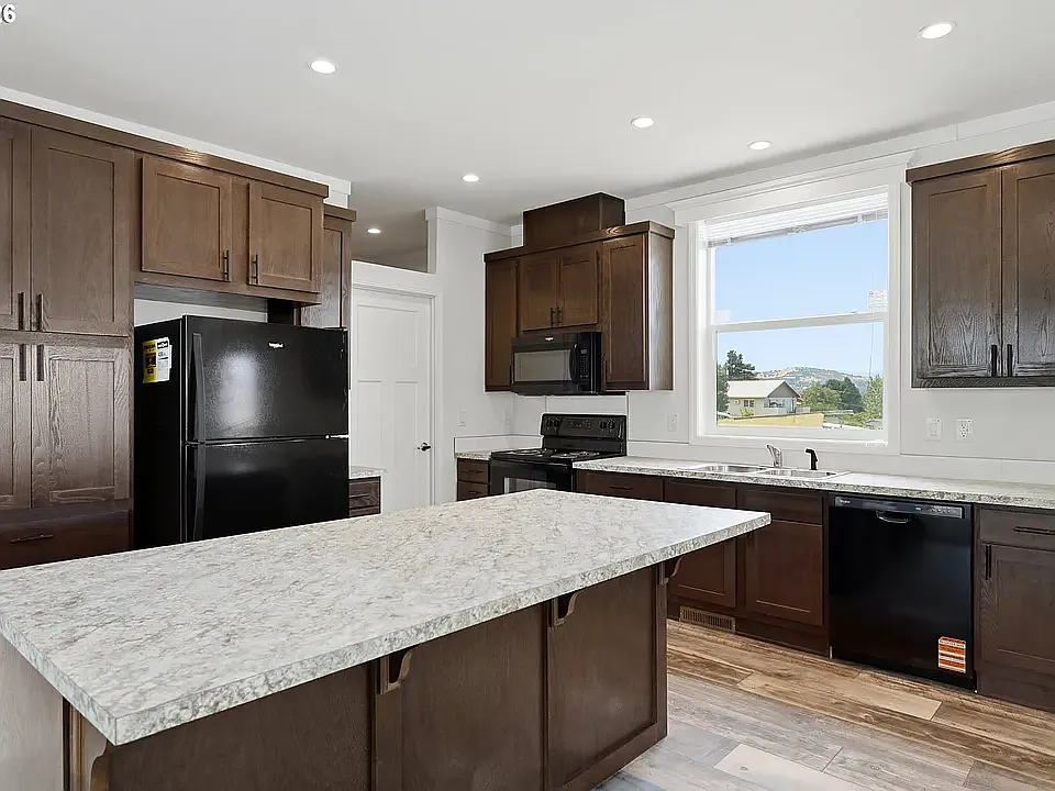 3 bed, 1600 sqft, $2,400 — Photo 1