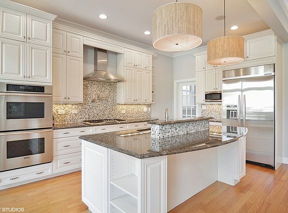 5th image of 2020 W Berteau Ave