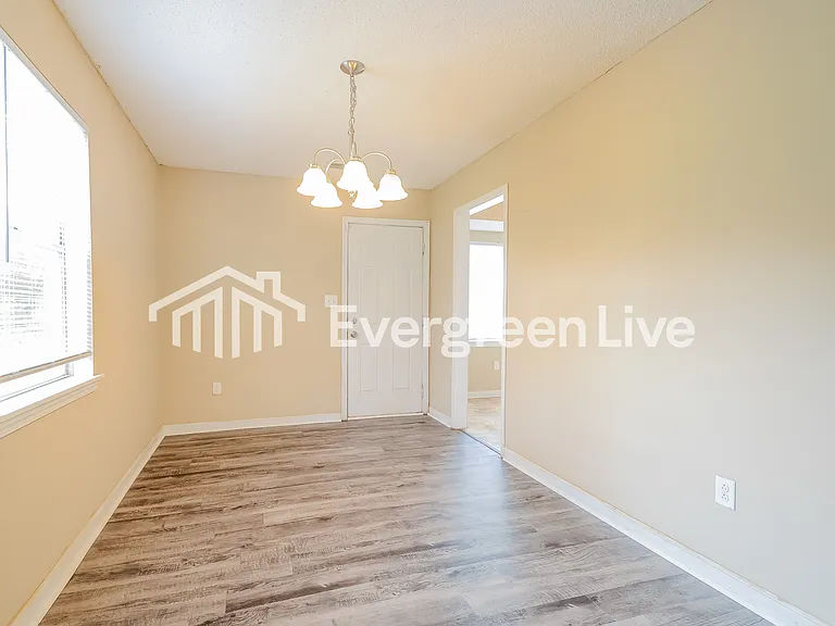 204 Leewood Cir — Photo 3