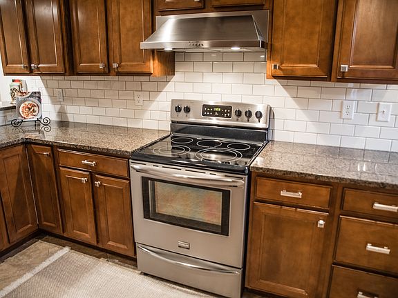 5th image of 782 N Commodores Ln