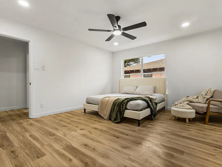 1917 S Vernon Ave — Photo 14