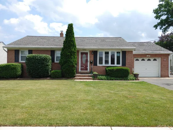 1096 Antonio Dr, North Brunswick, NJ 08902