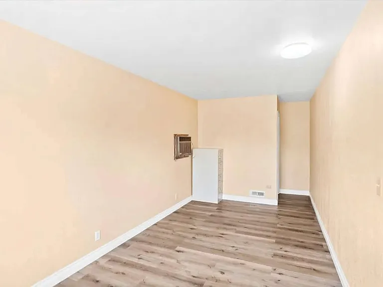 4675 Englewood Dr — Photo 8