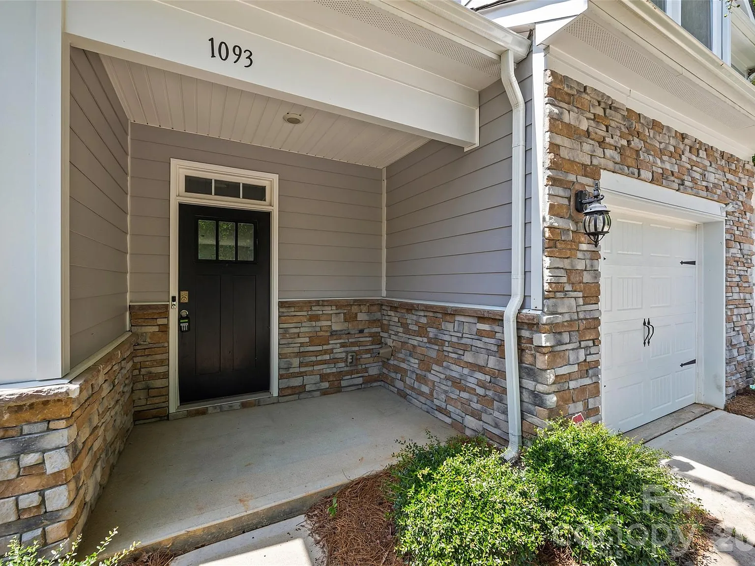3 bed, 2.5 bath, 1699 sqft, $2,300 — Photo 2