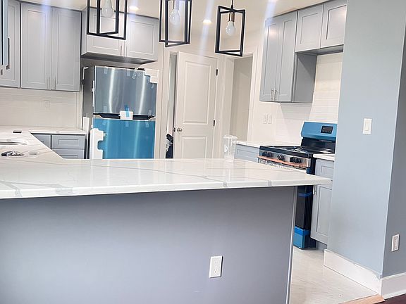 2nd image of 124 Wall St #2