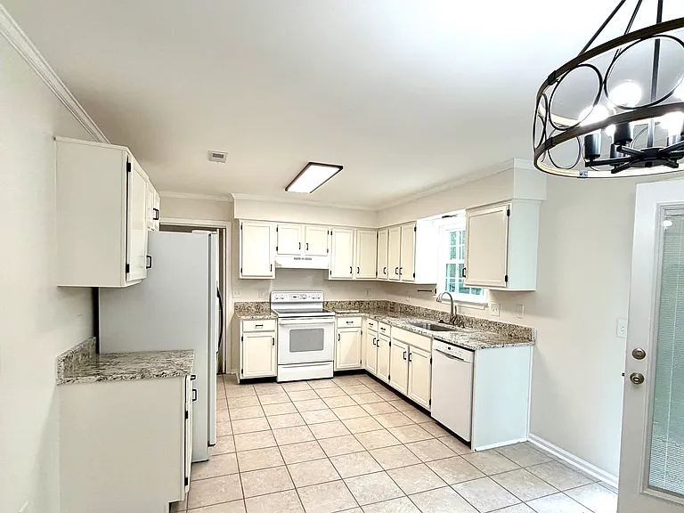302 Rolling Acres Dr — Photo 4