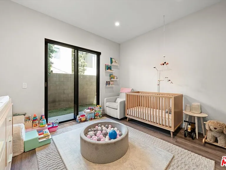 556 N Flores St #2B — Photo 17