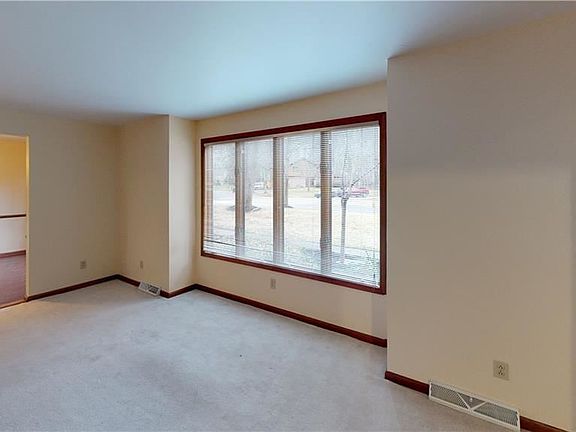 3rd image of 6 Deer Run Ct