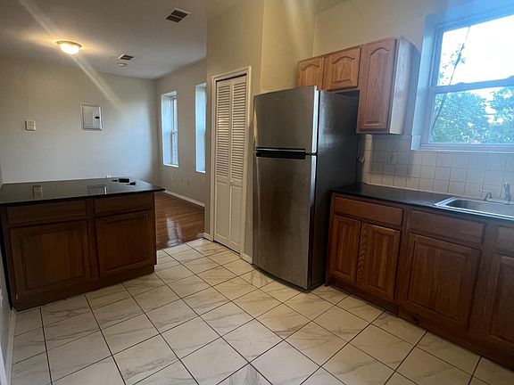 4th image of 210 N 15th St APT 11