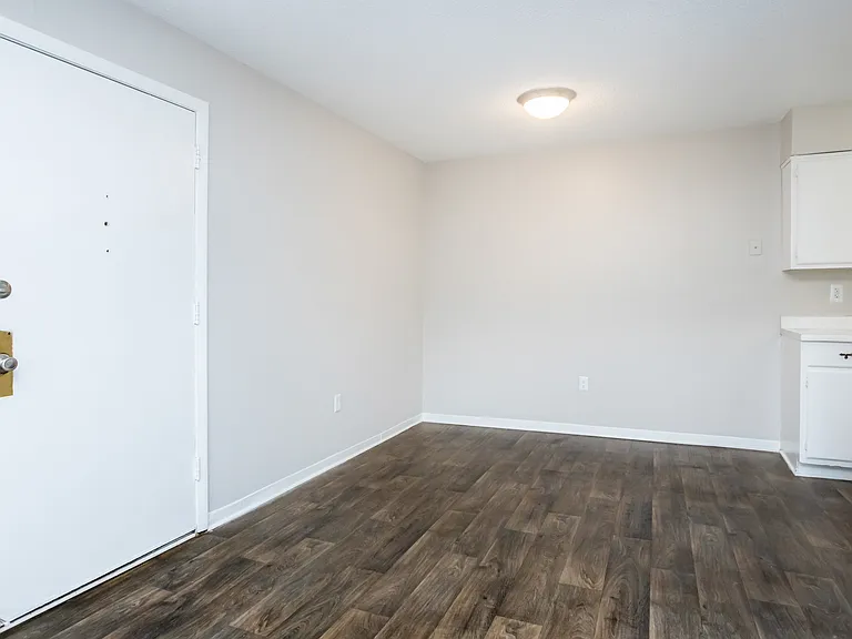 Meadowbrook Apartments — Photo 17