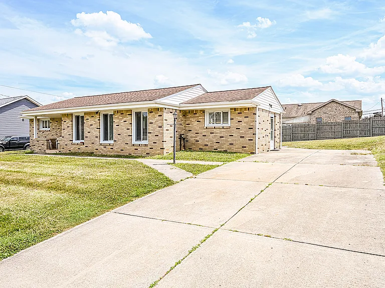151 Edwin Dr — Photo 2