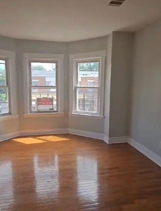1st image of 96 11th Ave W Floor 2