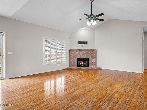 3rd image of 405 Amberland Ln
