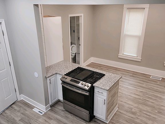 3rd image of 412 S Gardiner Ave
