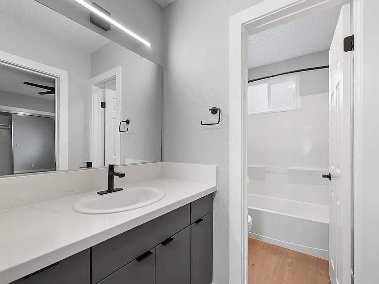 Four Seasons Apartments — Photo 8