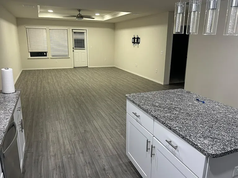 1028 Vernon Dr — Photo 5