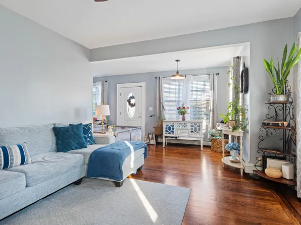 1041 Stonewall Lane image 3 of 48