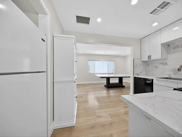 11840 Arminta St — Photo 15
