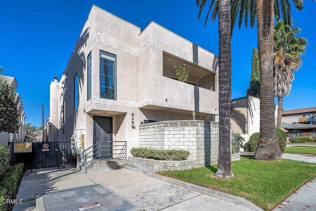 2 bed, 2.0 bath, 1000 sqft, $3,150 — Photo 1