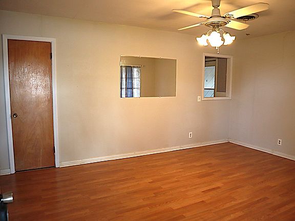 4th image of 900 Main St