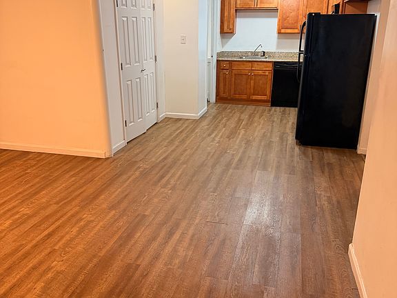 4th image of 4411 Chastant St #B