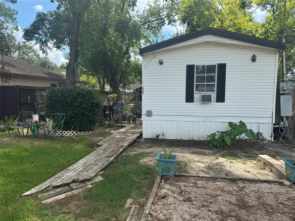 4820 12th St, Bacliff, TX 77518