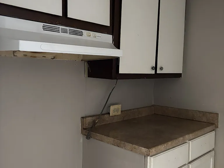 210 W Spring St — Photo 5