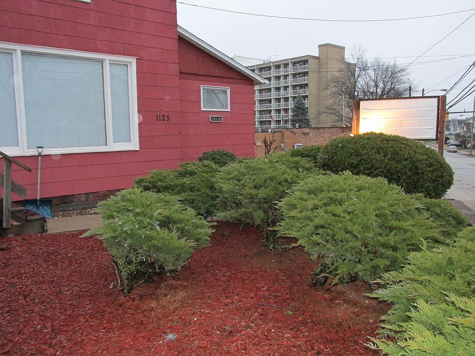Lots of red mulch. Nice landscaping.