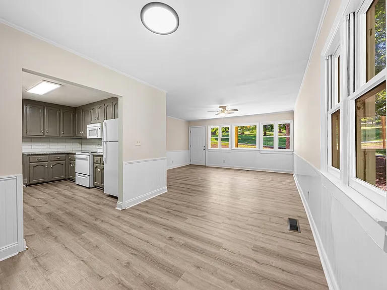 407 Veterans Dr — Photo 10