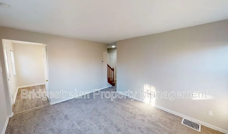 350 Wallace Dr — Photo 2