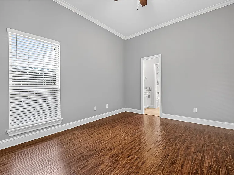10310 Chevy Chase Dr — Photo 32
