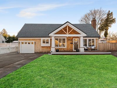 60 Pickwick Lane, North Babylon, NY, 11703