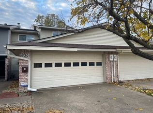 930 Shady Creek Ln, Bedford, TX 76021