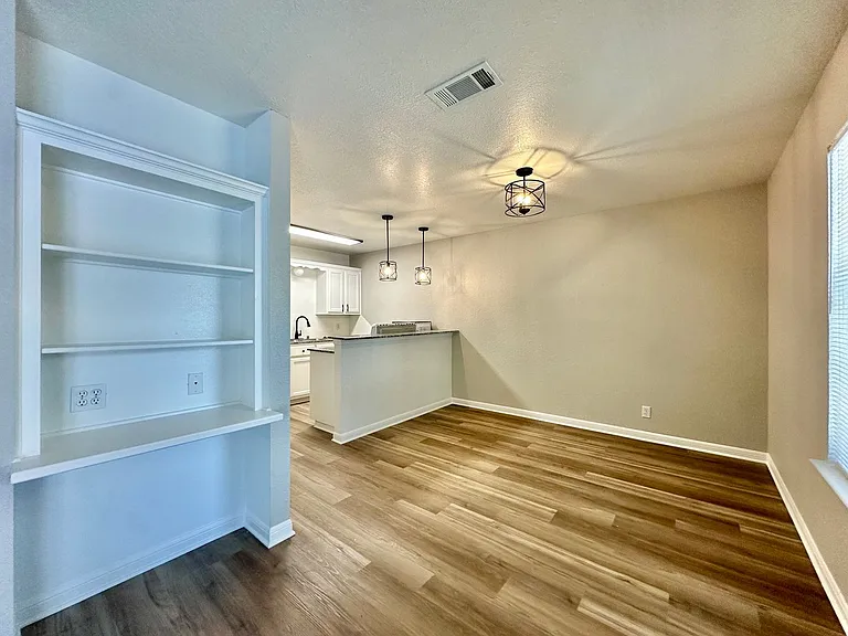 1231 Wood Ave — Photo 3