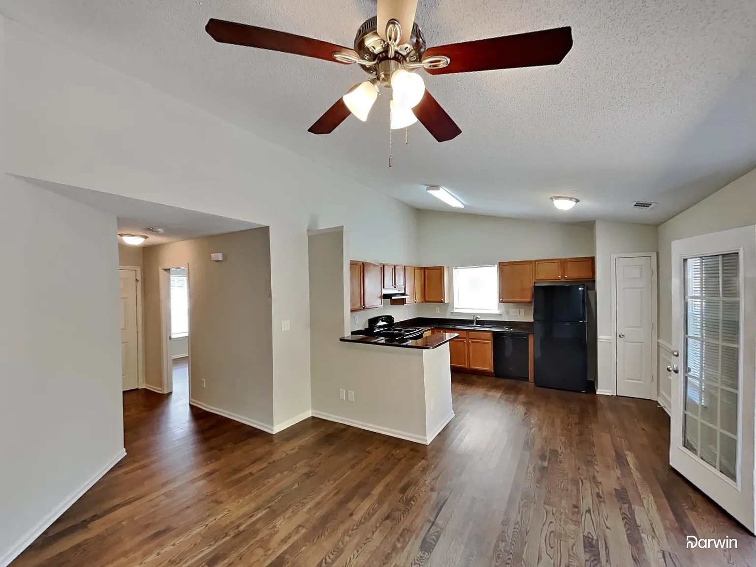3 bed, 2.0 bath, 1038 sqft, $1,915 — Photo 3
